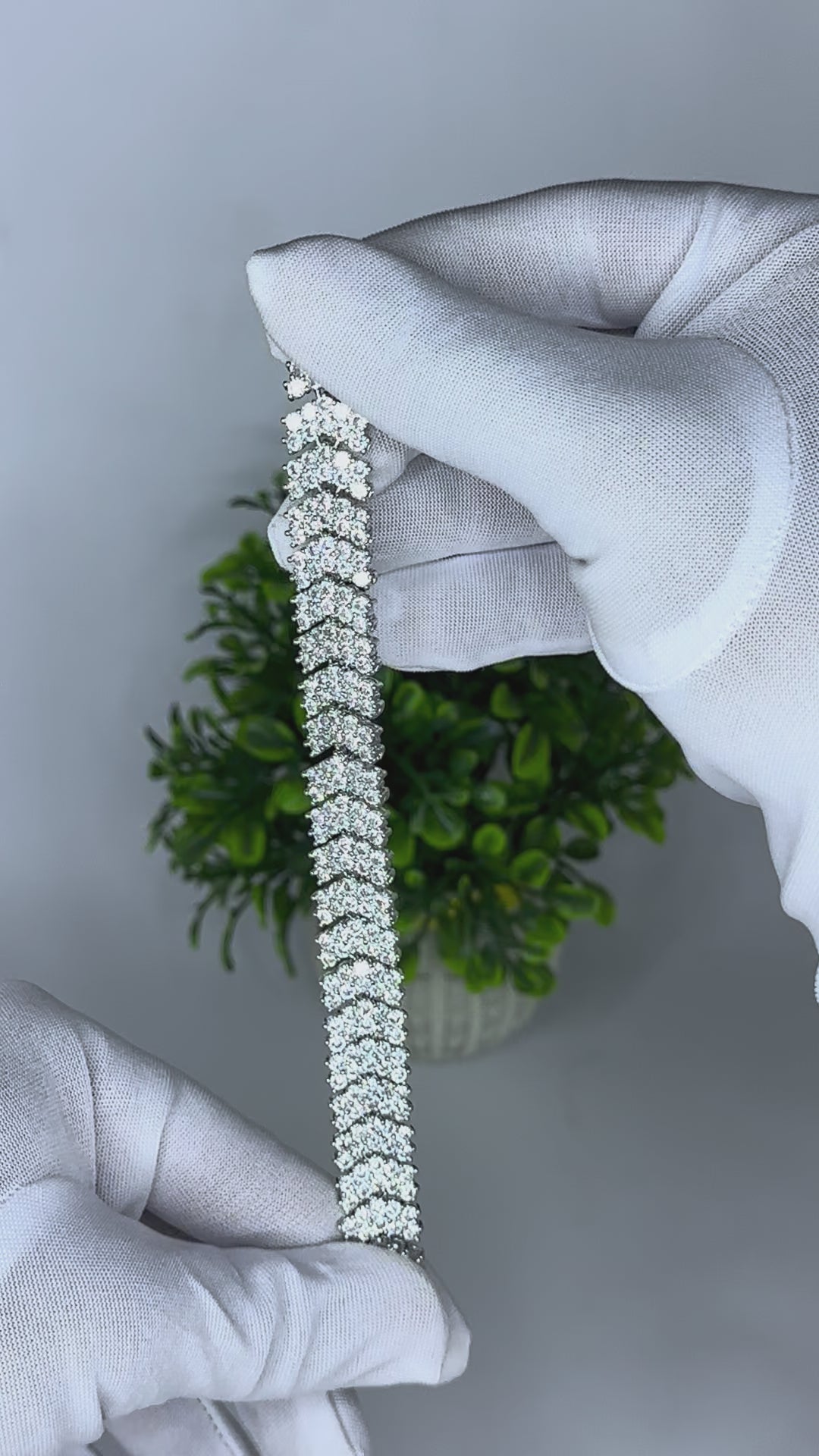 Silver Wide Diamond Band Bracelet vid